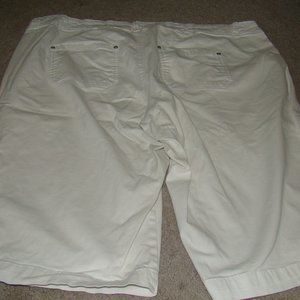 Gloria Vanderbilt All-Around Slimming Effect White Capri Pants 20W Skimmer